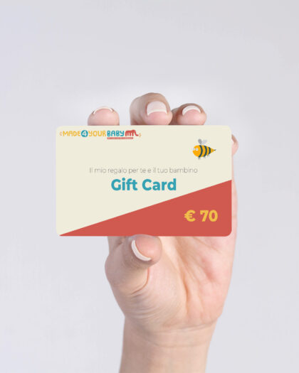 Mano che stringe la gift card di Made4YourBaby del valore di € 25, per fare un regalo a bambini e i loro genitori