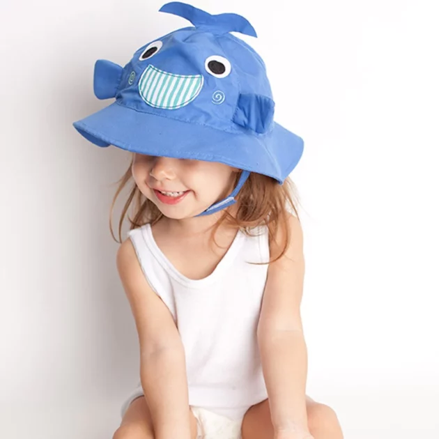 bambina che indossa cappellino estivo per bambini a forma di foca del marchio zoocchini