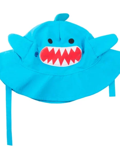 cappellino azzurro a forma di squalo del marchio zoocchini