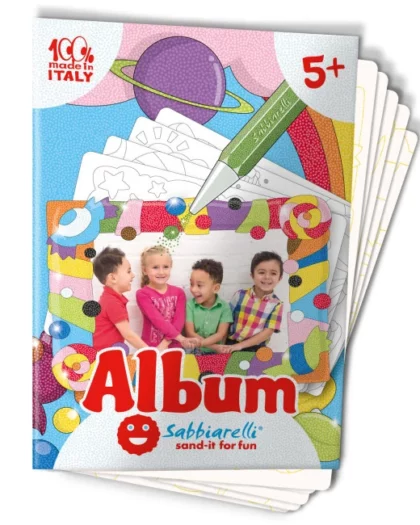 Copertina album Sabbiarelli con disegno di cornice colorata e foto bambini