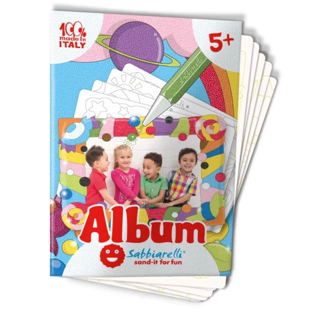 Copertina album Sabbiarelli con disegno di cornice colorata e foto bambini