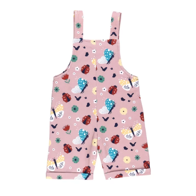 Salopette per bambini di colore rosa in cotone organico con stampe di coccinelle e farfalle