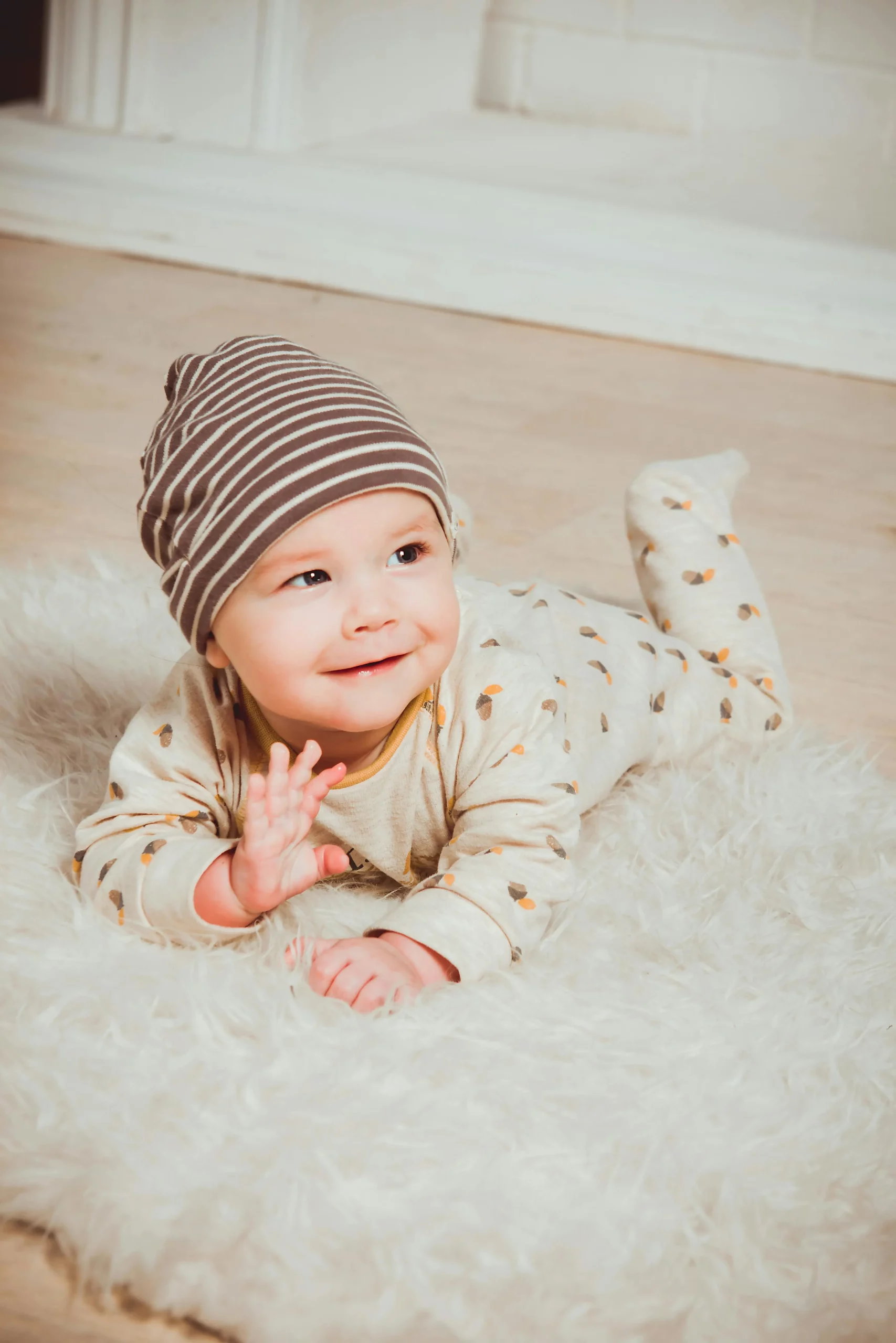 bambino sdraiato durante tummy time