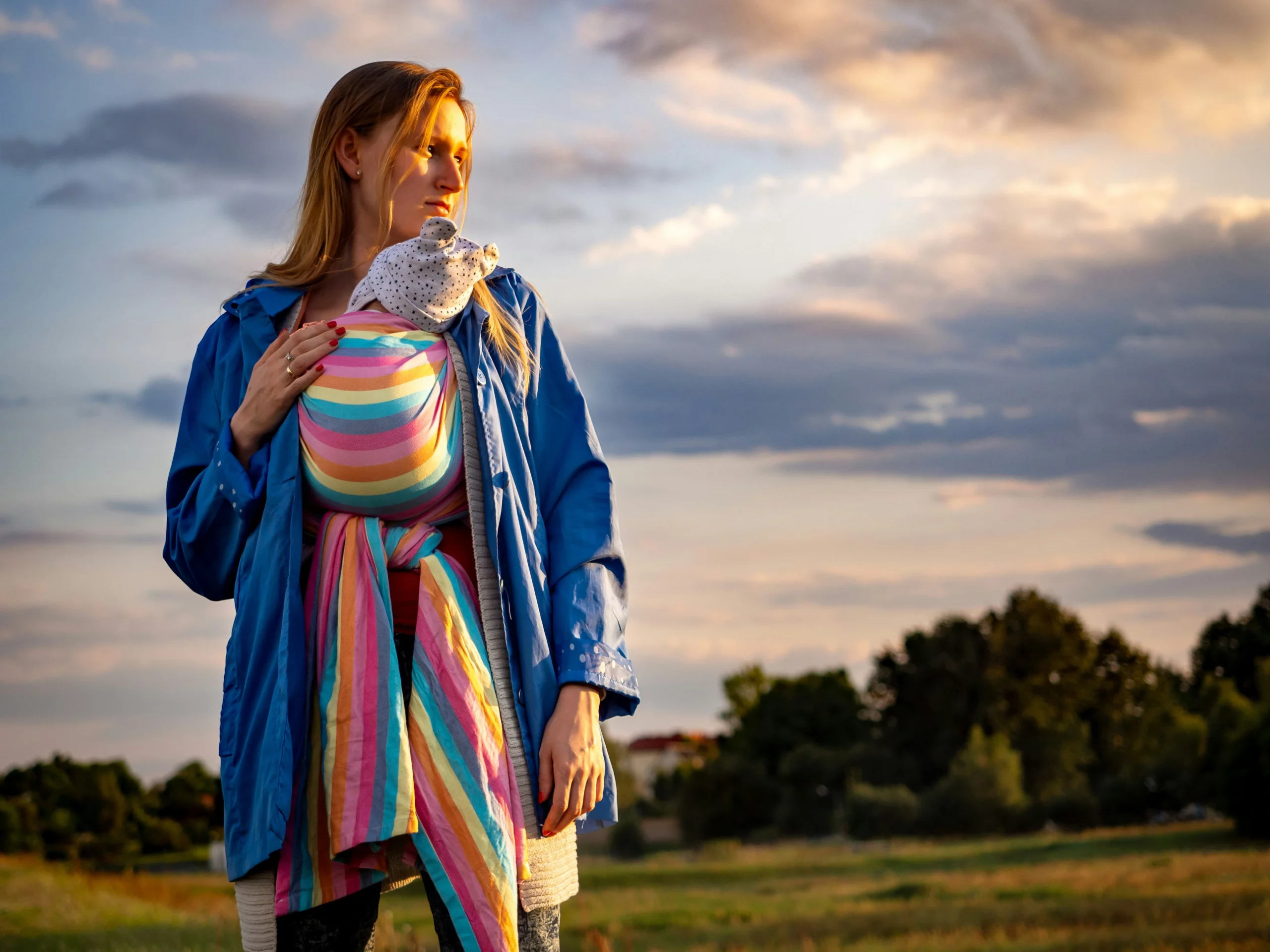 mamma con bambino in fascia per babywearing