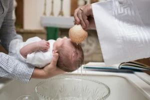 bimbo durante il battesimo