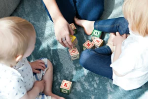 bambini che giocano con cubi di lettere