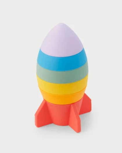 gioco impilabile in silicone per bambini a forma di razzo del brand tickit