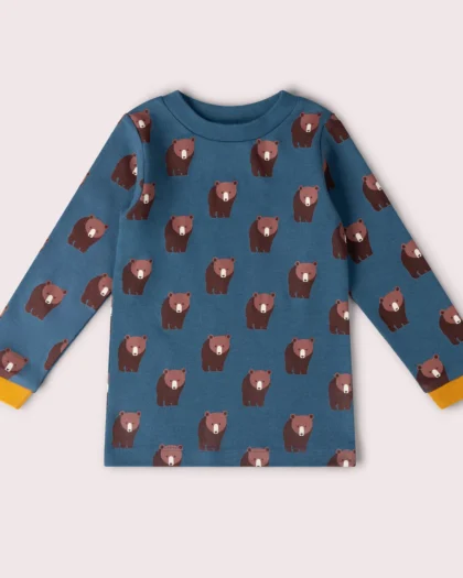 Scopri ora Little Green Radicals - T-Shirt Manica Lunga "Blue Bears" in Cotone Biologico Fairtrade Un capo colorato, allegro e incredibilmente morbido per accompagnare i più piccoli in ogni avventura quotidiana! La maglietta a maniche lunghe Blue Bears di Little Green Radicals si distingue per la sua giocosa stampa con simpatici orsetti blu e per la straordinaria delicatezza del suo cotone biologico. Perfetta per l'asilo, il gioco e il tempo libero, offre il perfetto equilibrio tra stile, comfort e attenzione per l'ambiente. Caratteristiche principali 100% Cotone Biologico Certificato GOTS e Fairtrade: Realizzata in puro cotone equosolidale, soffice, traspirante e privo di pesticidi, sostanze chimiche nocive o tinte tossiche. Stampa Allegra ed Ecologica: Fantasia "Blue Bears" vivace e originale, stampata con colori ad acqua sicuri e delicati sulla pelle. Massimo Comfort nei Movimenti: Vestibilità comoda e dritta, studiata per permettere al bambino di correre, arrampicarsi e giocare in totale libertà. Apertura Pratica per la Vestizione: Dotata di bottoncini a pressione sulla spalla nelle taglie più piccole, per infilare e sfilare la maglia facilmente senza stringere la testa del bimbo. Resistente e Durevole: Tessuto di alta qualità che mantiene morbidezza, forma e brillantezza dei colori anche dopo frequenti lavaggi. Filiera Etica e Sostenibile: Prodotta nel pieno rispetto dei diritti dei lavoratori e dell'ambiente. Acquista ora Little Green Radicals - T-Shirt Manica Lunga "Blue Bears" in Cotone Biologico Fairtrade