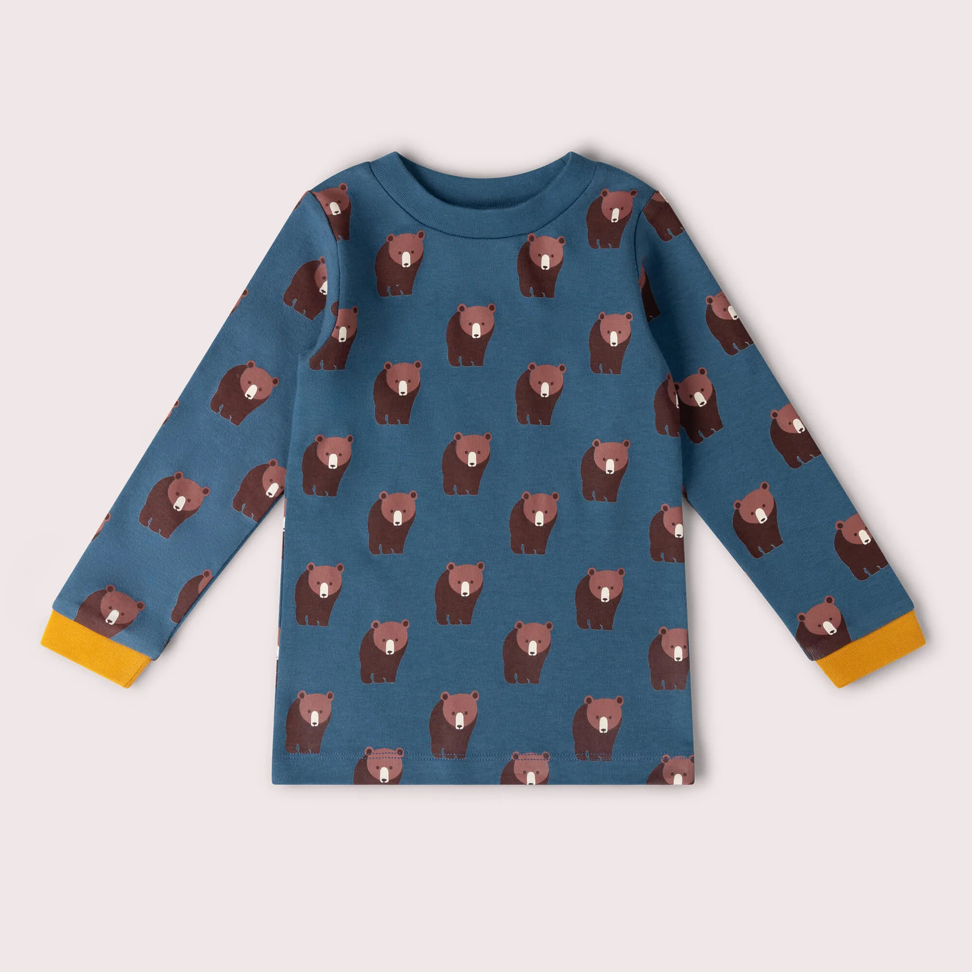 Scopri ora Little Green Radicals - T-Shirt Manica Lunga "Blue Bears" in Cotone Biologico Fairtrade Un capo colorato, allegro e incredibilmente morbido per accompagnare i più piccoli in ogni avventura quotidiana! La maglietta a maniche lunghe Blue Bears di Little Green Radicals si distingue per la sua giocosa stampa con simpatici orsetti blu e per la straordinaria delicatezza del suo cotone biologico. Perfetta per l'asilo, il gioco e il tempo libero, offre il perfetto equilibrio tra stile, comfort e attenzione per l'ambiente. Caratteristiche principali 100% Cotone Biologico Certificato GOTS e Fairtrade: Realizzata in puro cotone equosolidale, soffice, traspirante e privo di pesticidi, sostanze chimiche nocive o tinte tossiche. Stampa Allegra ed Ecologica: Fantasia "Blue Bears" vivace e originale, stampata con colori ad acqua sicuri e delicati sulla pelle. Massimo Comfort nei Movimenti: Vestibilità comoda e dritta, studiata per permettere al bambino di correre, arrampicarsi e giocare in totale libertà. Apertura Pratica per la Vestizione: Dotata di bottoncini a pressione sulla spalla nelle taglie più piccole, per infilare e sfilare la maglia facilmente senza stringere la testa del bimbo. Resistente e Durevole: Tessuto di alta qualità che mantiene morbidezza, forma e brillantezza dei colori anche dopo frequenti lavaggi. Filiera Etica e Sostenibile: Prodotta nel pieno rispetto dei diritti dei lavoratori e dell'ambiente. Acquista ora Little Green Radicals - T-Shirt Manica Lunga "Blue Bears" in Cotone Biologico Fairtrade